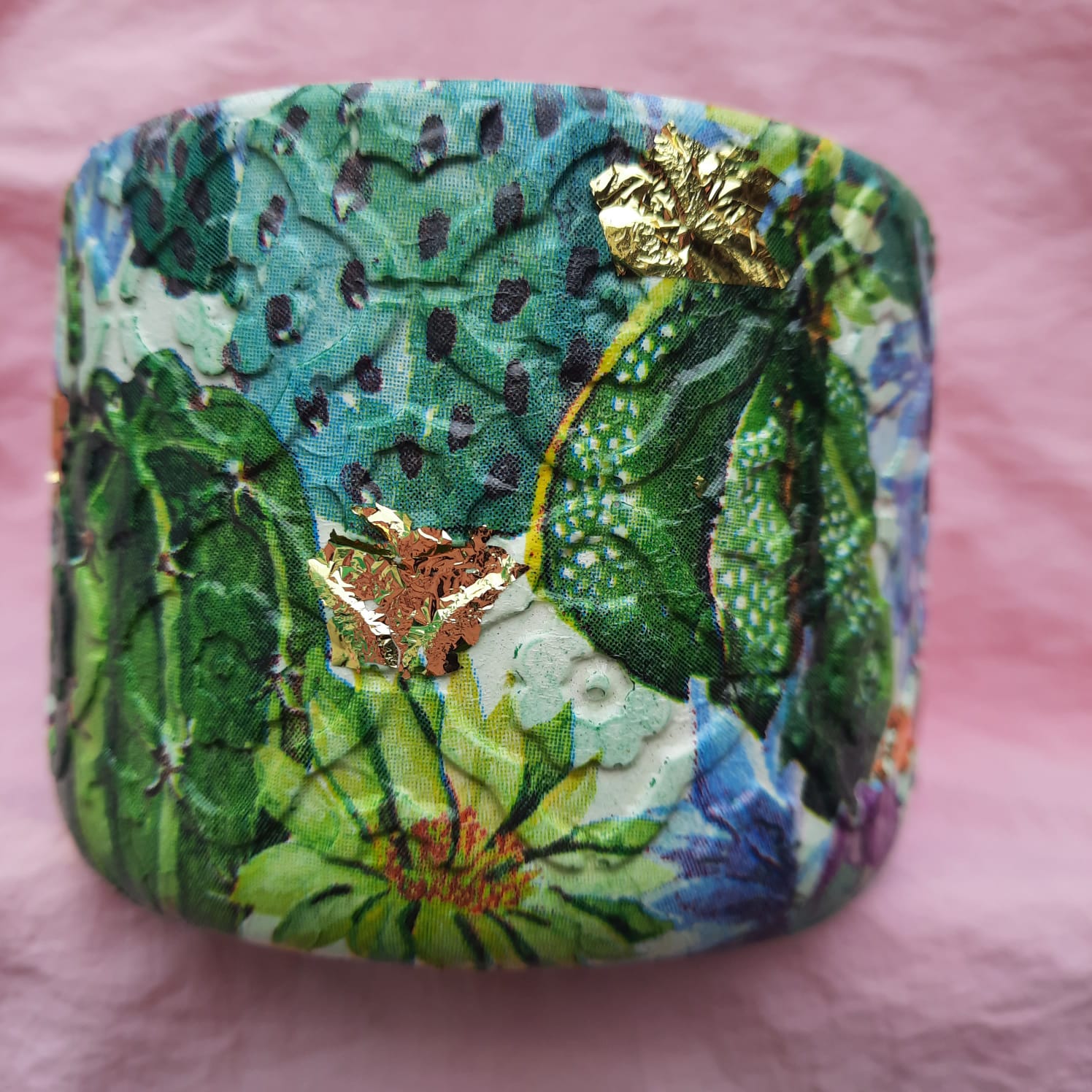 Macetero cemento con decoración decoupage