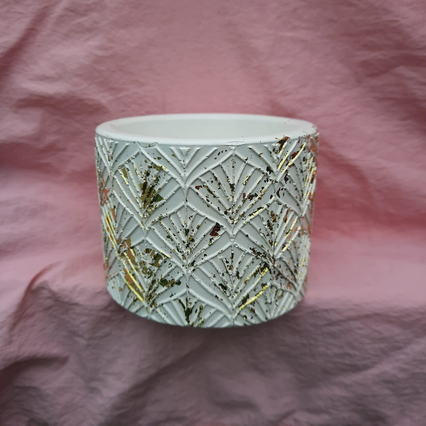 Macetero de cemento con pintura blanca