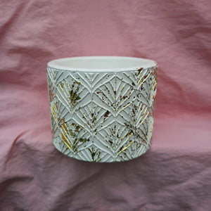 Macetero de cemento con pintura blanca